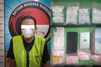 Tersangka bersama sejumlah barang bukti saat diamankan di Saresnarkoba Polrestabes Surabaya | Foto: Ark/Res/Istimewa