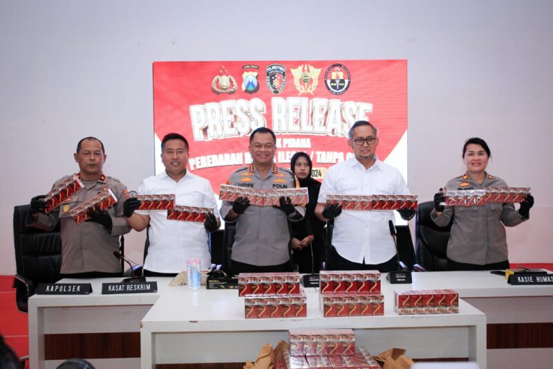 Konferensi pers pengungkapan kasus rokok ilegal yang berlangsung di Mapolrestabes Surabaya, Senin (16/12/2024) | Foto: Ariandi K/BI