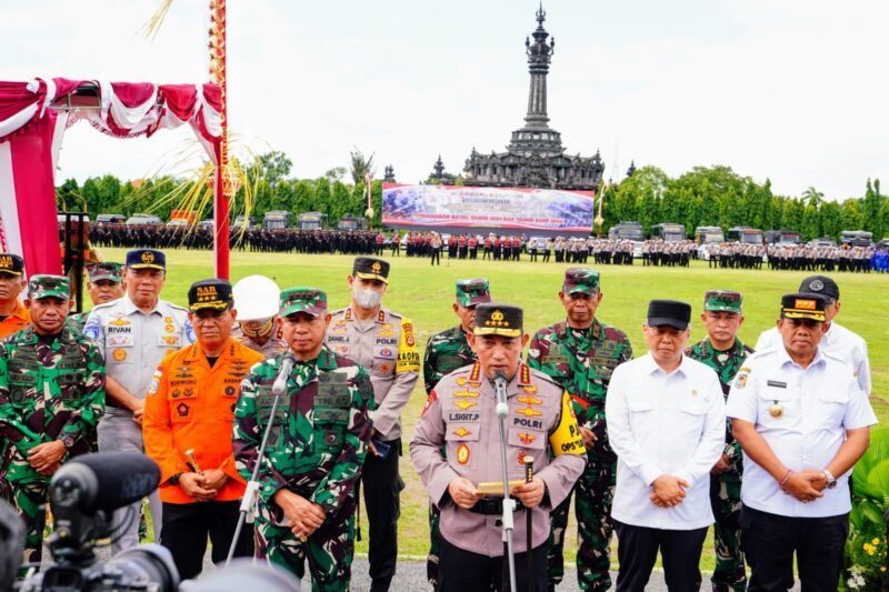 Kapolri Jenderal Pol Listyo Sigit Prabowo, memberikan keterangan kepada awak media usai memimpin apel gelar pasukan Operasi Lilin 2024 di Bali, Jumat (20/12/2024) | Sumber Foto: Hum Polri