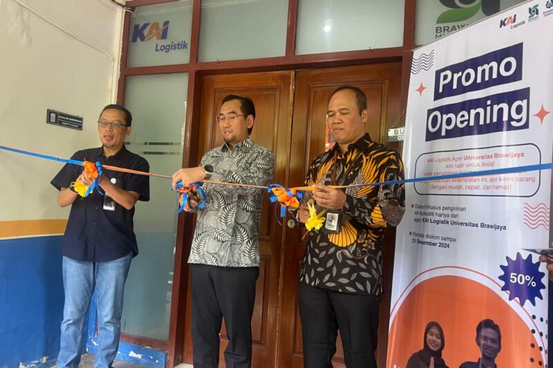 Dari kiri: Direktur Utama KAI Logistik, Fredi Firmansyah, saat meresmikan Service Point KALOG Express Universitas Brawijaya, Jumat (20/12/2024) | Foto: dok. Hum KAI Logistik
