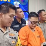 Tersangka tabrak lari saat diamankan di Mapolrestabes Surabaya | Foto: Ariandi K/BI