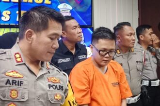 Tersangka tabrak lari saat diamankan di Mapolrestabes Surabaya | Foto: Ariandi K/BI