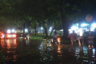 Jalan Raya Tenggilis Surabaya tergenang hingga selutut orang dewasa pasca hujan deras yang melanda wilayah setempat pada Selasa (24/12/2024) sore | Foto: dok. dna/BI