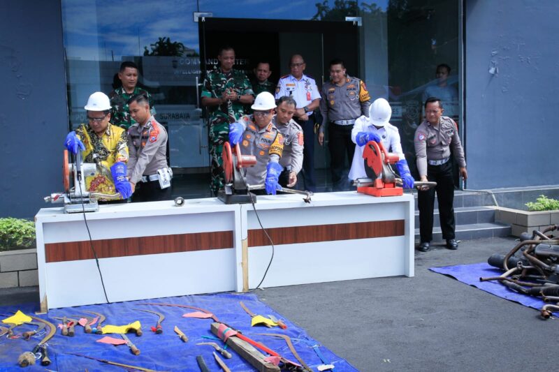Polrestabes Surabaya melakukan pemusnahan terhadap 527 knalpot brong hasil penindakan selama tahun 2024 | Foto: Ariandi K/BI