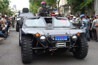 dok. Parade dalam rangka memperingati Hari Ulang Tahun (HUT) Armada RI di Jalan Tunjungan, Surabaya | Sumber Foto: Kominfo Surabaya