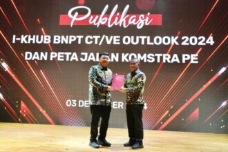 Dari kiri: Menko Polkam Budi Gunawan bersama Kepala BNPT Komjen Pol Eddy Hartono dalam acara Publikasi I-KHUB BNPT CT/VE Outlook 2024 di Jakarta, Selasa (3/12/2024) | Foto: Eki Baehaki/BI