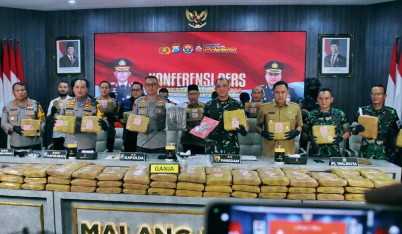 Konferensi pers ungkap kasus penggagalan peredaran narkotika jenis ganja yang dihelat di Mapolresta Malang Kota, Selasa (3/12/2024) | Foto: Hum-res Malang Kota
