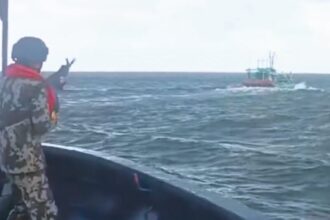 Tangkapan layar video penangkapan kapal ikan asing berbendera Malaysia di perairan Selat Malaka | Sumber Foto: dok. Hum PSDKP KKP