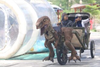 Dino Dokar, salah satu wahana baru di Taman Hiburan Pantai (THP) Kenjeran Surabaya | Foto: dok. Kominfo Surabaya