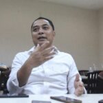 Wali Kota Eri Cahyadi memberikan tanggapan soal dugaan korupsi parkir PD Pasar Surya kepada awak media di Surabaya, Rabu (11/12/2024)