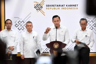 Menteri Koordinator Infrastruktur dan Pembangunan Kewilayahan Agus Harimurti Yudhoyono, memberikan keterangan pers kepada awak media di kompleks Istana Kepresidenan Jakarta, Senin (16/12/2024) | Sumber Foto: BPMI Setpres