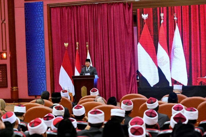 Presiden RI, Prabowo Subianto saat bertemu mahasiswa Indonesia yang tengah menempuh pendidikan di Universitas Al-Azhar, Kairo, Mesir, Rabu (18/12/2024) | Sumber Foto: BPMI Setpres