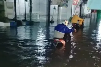 Tangkapan layar video banjir di kawasan Waru, Sidoarjo pada Selasa (24/12/2024) | net/Istimewa