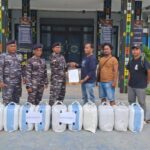 Dalam operasi tersebut, prajurit TNI AL berhasil mengamankan 2.100 liter miras dalam 60 jerigen | Sumber Foto: dok. Dispen Koarmada II