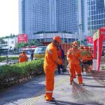 Petugas DLH DKI Jakarta membersihkan sampah di kawasan Bundaran HI, Jakarta Pusat | Foto: dok. Kominfotik DKI Jakarta