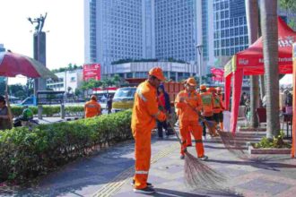 Petugas DLH DKI Jakarta membersihkan sampah di kawasan Bundaran HI, Jakarta Pusat | Foto: dok. Kominfotik DKI Jakarta