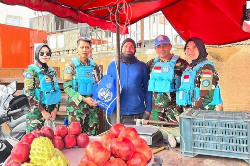 Prajurit TNI menyapa masyarakat di jalan hingga pasar wilayah Lebanon Selatan, Jumat (27/12/2024) | Sumber Foto: Puspen TNI