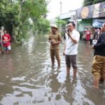 Wali Kota Eri Cahyadi (kemeja putih) saat meninjau penanganan genangan di kawasan Gunung Anyar Surabaya, Rabu (25/12/2024) siang | Sumber Foto: Pemkot Surabaya