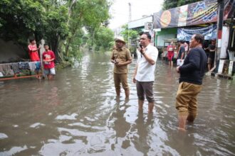 Wali Kota Eri Cahyadi (kemeja putih) saat meninjau penanganan genangan di kawasan Gunung Anyar Surabaya, Rabu (25/12/2024) siang | Sumber Foto: Pemkot Surabaya