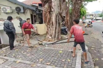 Petugas DSDABM Surabaya menyerahkan barang bukti sisa kabel diduga hasil pencurian ke Polsek Tegalsari Surabaya, Minggu (1/12/2024) | Foto: dok. Pemkot Surabaya