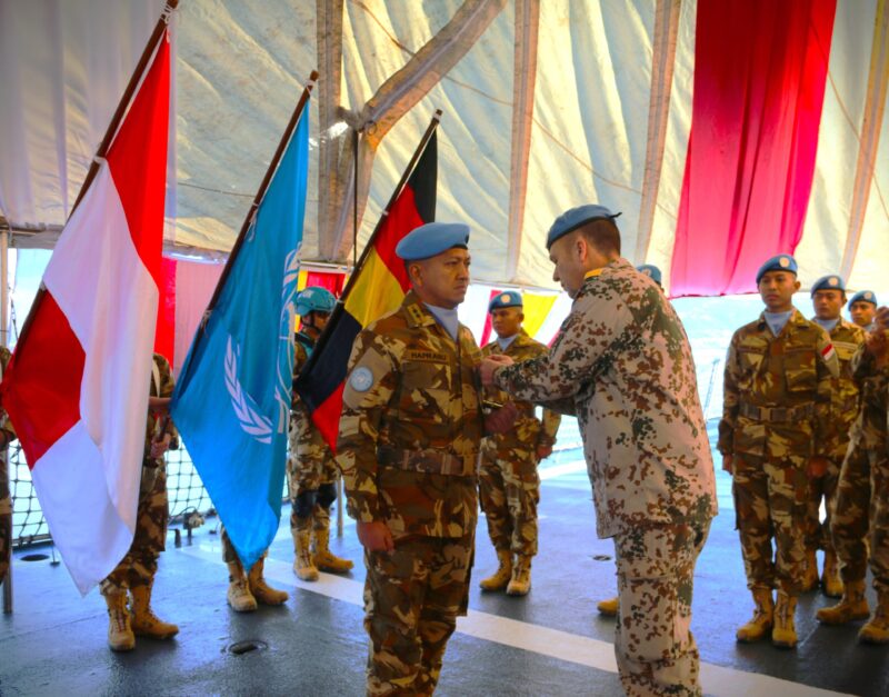 Penyerahan penghargaan dalam upacara militer "Medal Award" di Port of Beirut, Lebanon pada Senin (30/12/2024) | Sumber Foto: Dispen Koarmada II