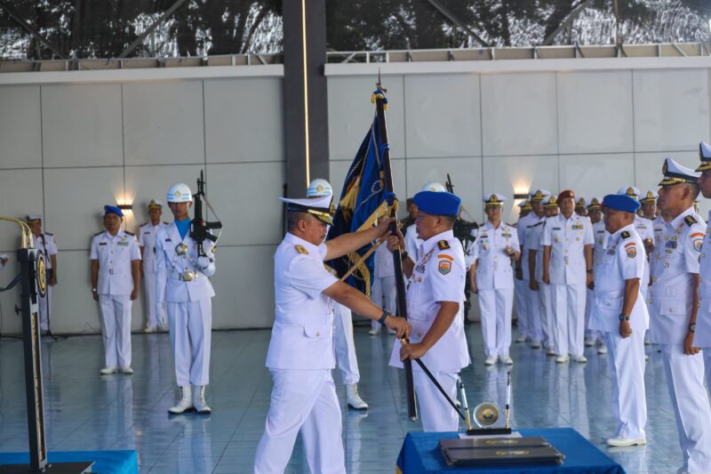 Pangkoarmada II Laksda TNI Ariantyo Condrowibowo, memimpin upacara serah terima jabatan di Indoorsport Koarmada II, Senin (6/1/2025) | Sumber Foto: Dispen Koarmada II
