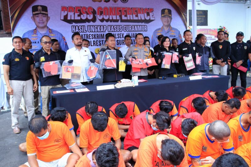 Konferensi pers ungkap kasus pencurian kendaraan bermotor yang berlangsung di Mapolrestabes Surabaya, Kamis (16/1/2025) | Foto: Ariandi Kusuma/BI