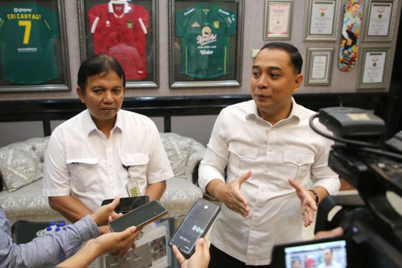 Dari kanan: Wali Kota Surabaya Eri Cahyadi bersama Kepala BBWS Brantas, Hendra Ahyadi, usai audiensi di Balai Kota Surabaya, Kamis (2/1/2025).