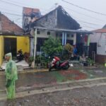 Kondisi atap rumah salah satu warga Surabaya mengalami kerusakan pasca hujan deras disertai angin kencang yang melanda pada Minggu (5/1/2025) | Sumber Foto: dok. BPBD Surabaya