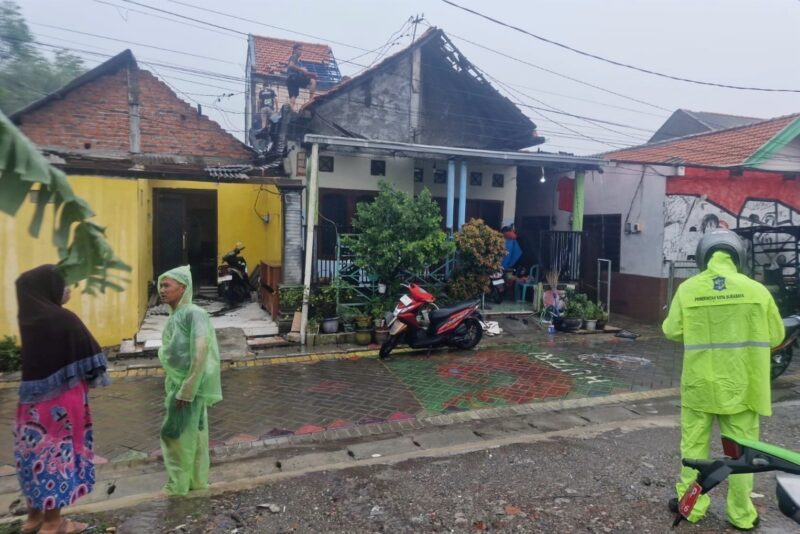 Kondisi atap rumah salah satu warga Surabaya mengalami kerusakan pasca hujan deras disertai angin kencang yang melanda pada Minggu (5/1/2025) | Sumber Foto: dok. BPBD Surabaya