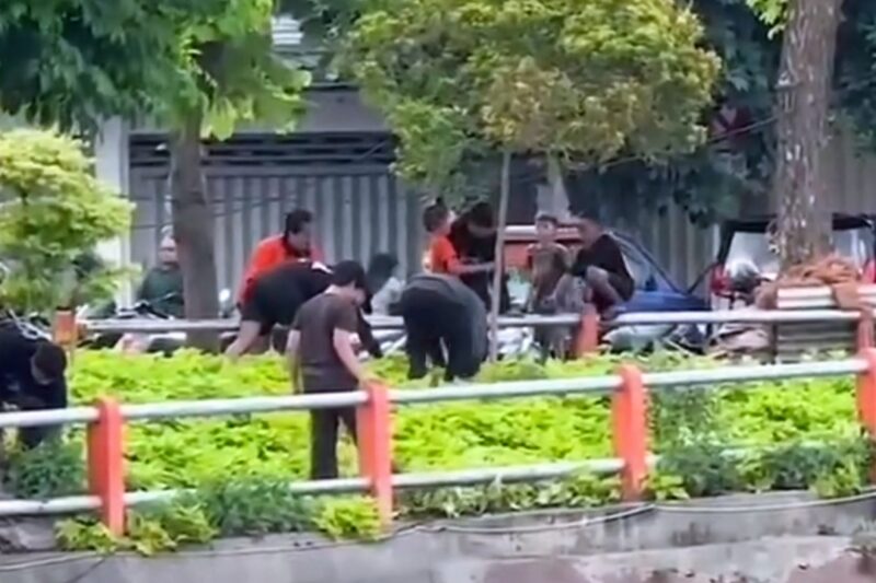 Tangkapan layar video viral media sosial para pemburu koin jagat di Kota Surabaya | Foto: Istimewa