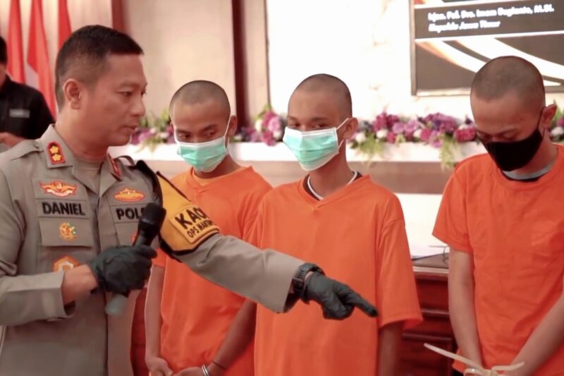 Konferensi pers ungkap kasus pencurian dengan kekerasan berlangsung di Aula Hayam Wuruk Polres Mojokerto Kota.