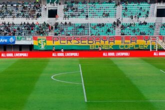 Papan LED di Stadion Gelora Bung Tomo (GBT) Surabaya menampilkan sapaan untuk Liverpool, Jumat (17/1/2025) | Foto: Dimas AP/BI