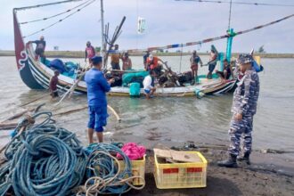 Seluruh anak buah kapal (ABK) berhasil diselamatkan tanpa ada korban jiwa | Sumber Foto: Dispen Koarmada II