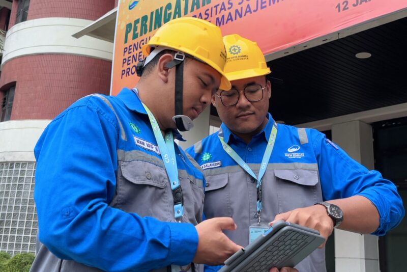 Seragam petugas resmi PDAM Surya Sembada Kota Surabaya | Sumber Foto: dok. Hum PDAM