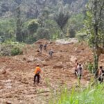 Bencana tanah longsor ini merusak beberapa rumah warga dan memaksa mereka untuk mengungsi ke tempat aman | Sumber Foto: Dispen Koarmada II