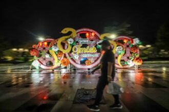 Ornamen dan dekorasi bertema Tahun Baru Imlek 2576 Kongzili di depan Balai Kota Surabaya | Sumber Foto: dok. Pemkot Surabaya