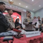 Kapolres Blitar AKBP Arif Fazlurrahman, memaparkan pengungkapan kasus pencurian kendaraan bermotor, dalam konferensi pers pada Kamis (23/1/2025) | Sumber Foto: dok. Polres Blitar