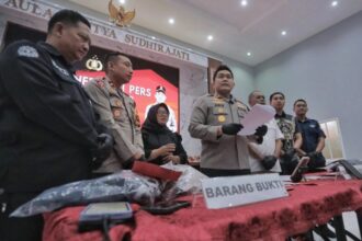 Kapolres Blitar AKBP Arif Fazlurrahman, memaparkan pengungkapan kasus pencurian kendaraan bermotor, dalam konferensi pers pada Kamis (23/1/2025) | Sumber Foto: dok. Polres Blitar