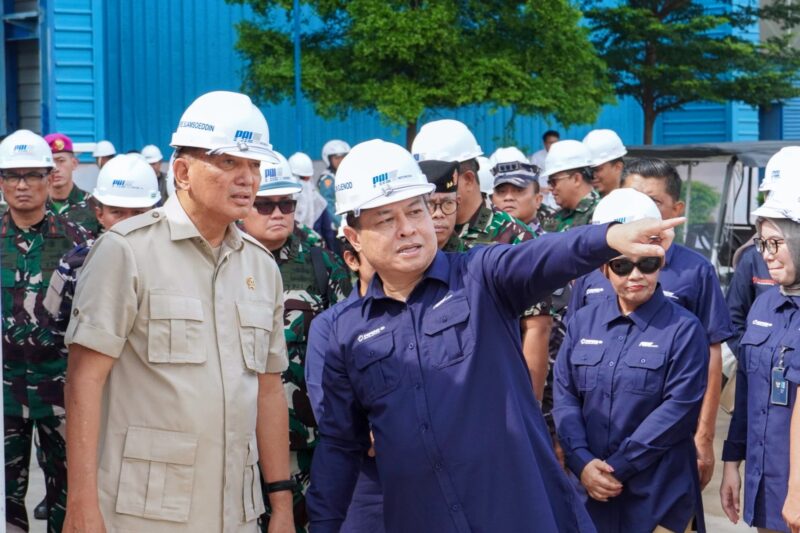 Menteri Pertahanan RI Sjafrie Sjamsoeddin bersama Direktur Utama PT PAL Indonesia Kaharuddin Djenod saat meninjau pembangunan Dermaga Shiplift di Fasilitas Kapal Selam PT PAL | Sumber Foto: dok. PT PAL