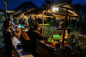 Sepanjang 400 meter kawasan ini, pengunjung akan disuguhkan para pelaku UMKM menjajakan beragam kuliner tradisional | Sumber Foto: dok. Pemkot Surabaya