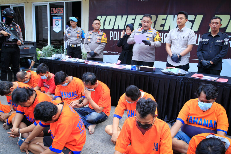 Belasan pelaku kejahatan dihadirkan dalam konferensi pers di halaman Polres Pelabuhan Tanjung Perak, Surabaya, Kamis (16/1/2025) | Foto: Ariandi K/BI