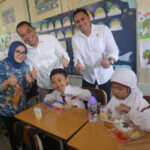 Mayor of Surabaya, Eri Cahyadi, overseeing the free nutritious meal program at Taquma Elementary School in Jemur Ngawinan, Surabaya, on Monday (January 13, 2025).