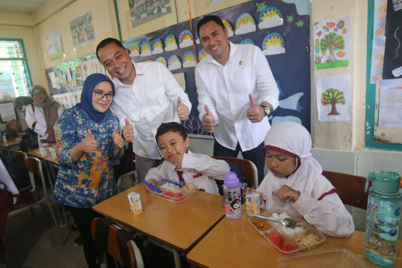 Mayor of Surabaya, Eri Cahyadi, overseeing the free nutritious meal program at Taquma Elementary School in Jemur Ngawinan, Surabaya, on Monday (January 13, 2025).