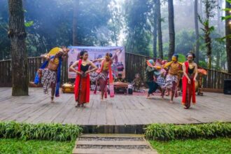 Pertunjukan seni budaya tradisional di DeLoano Glamping Magelang, Jawa Tengah | Sumber Foto: dok. Kemenpar