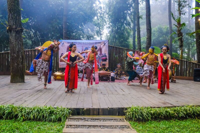 Pertunjukan seni budaya tradisional di DeLoano Glamping Magelang, Jawa Tengah | Sumber Foto: dok. Kemenpar