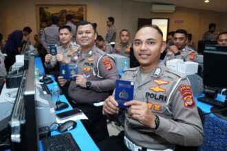 Ilustrasi: BPKB elektronik ini akan memiliki bentuk menyerupai e-paspor dan dilengkapi dengan chip untuk menyimpan data kendaraan | Foto: dok. Polri