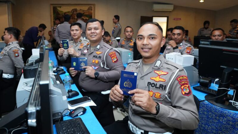 Ilustrasi: BPKB elektronik ini akan memiliki bentuk menyerupai e-paspor dan dilengkapi dengan chip untuk menyimpan data kendaraan | Foto: dok. Polri