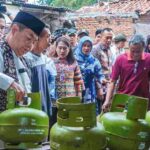 Pj Gubernur DKI Teguh Setyabudi saat meninjau pangkalan gas LPG 3 Kg di Kramat Jati, Jakarta Timur, Jumat (7/2/2015) | Foto: dok. Kominfo DKI Jakarta