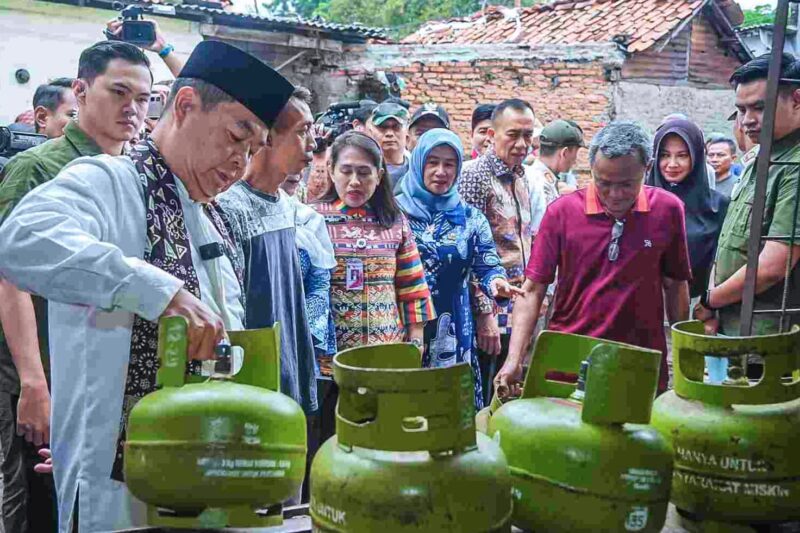 Pj Gubernur DKI Teguh Setyabudi saat meninjau pangkalan gas LPG 3 Kg di Kramat Jati, Jakarta Timur, Jumat (7/2/2015) | Foto: dok. Kominfo DKI Jakarta